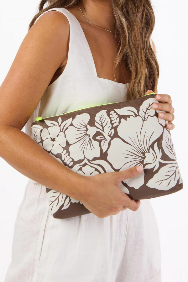 ALOHA COLLECTION - MID POUCH HEIPUA SANDSTONE ON COCONUT