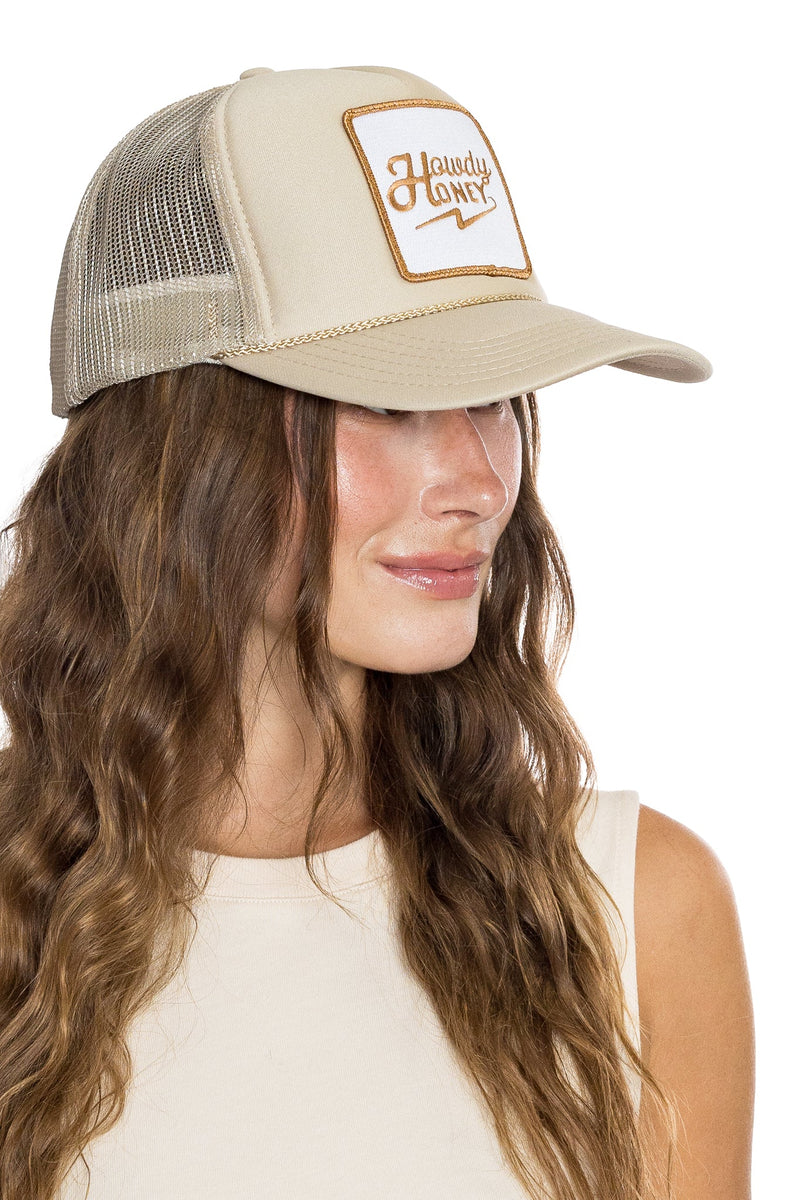 FRIDAY FEELIN - HOWDY HONEY TRUCKER HAT IN TAN – swirlboutique